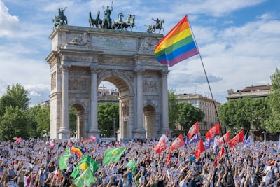 Von Stonewall nach Berlin: Regenbogen, Revolution und das Geheimnis der Federboas