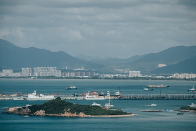 山东舰航母编队访问香港:新时代中国军力展示与国防科普新窗口