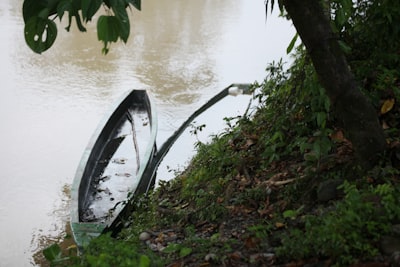 Tragedy in Malaysia: River Car Accidents Highlight Dangers and Enhance Search for Road Safety Solutions